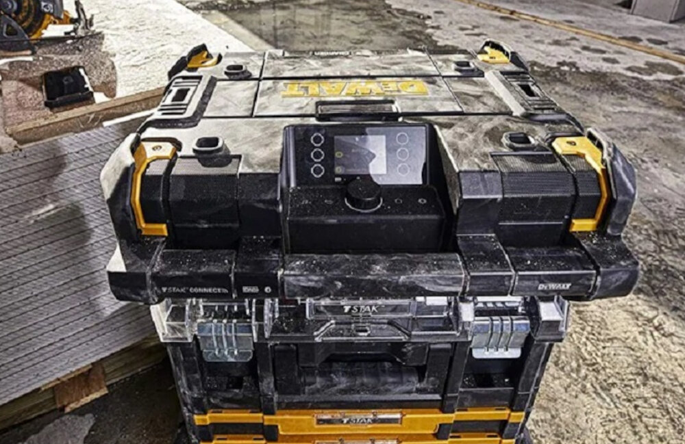 Radio budowlane DEWALT DWST1-81078-QW solidne wytrzymale urzadzenie wszechstronne narzedzie doskonala jakosc dzwieku dodatkowe funkcje zasilanie akumulatorowe i sieciowe lacznosc Bluetooth pamiec stacji radiowych ochrona przed pylem i kurzem