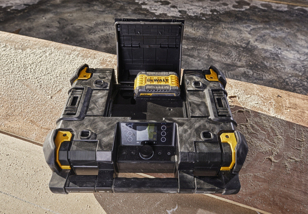 Radio budowlane DEWALT DWST1-81078-QW zasilanie za pomoca akumulatora 10,8 V 18 V lub FlexVolt 54 V Li-Ion z sieci elektrycznej 230 V
