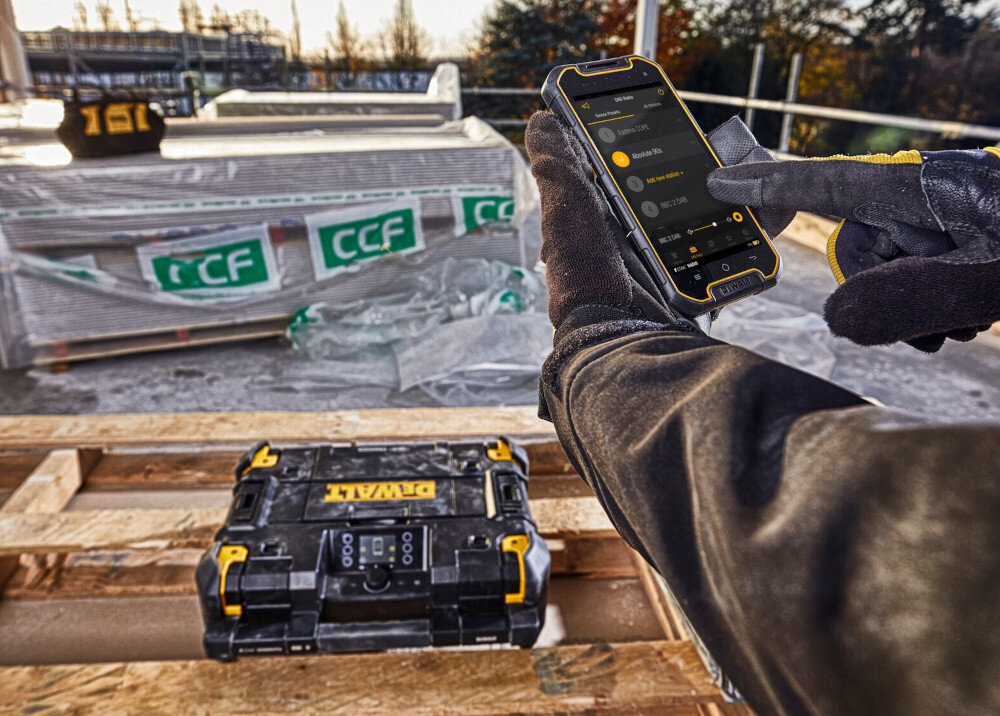 Radio budowlane DEWALT DWST1-81078-QW szesc glosnikow o lacznej mocy 45 W wzmacniacz klasy D pasmo przenoszenia od 30 Hz do 18 kHz