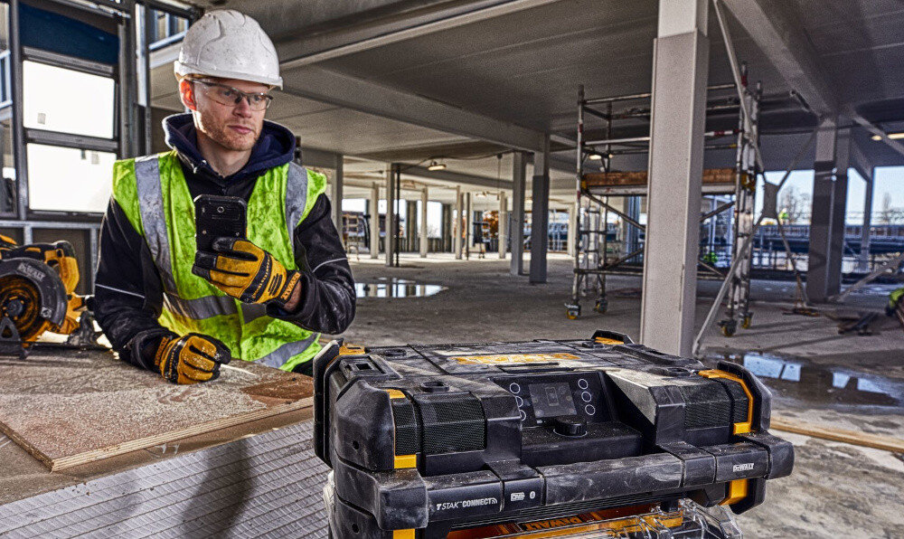 Radio budowlane DEWALT DWST1-81078-QW funkcja Bluetooth bezprzewodowe odtwarzanie muzyki z urzadzen mobilnych kontrola zdalna
