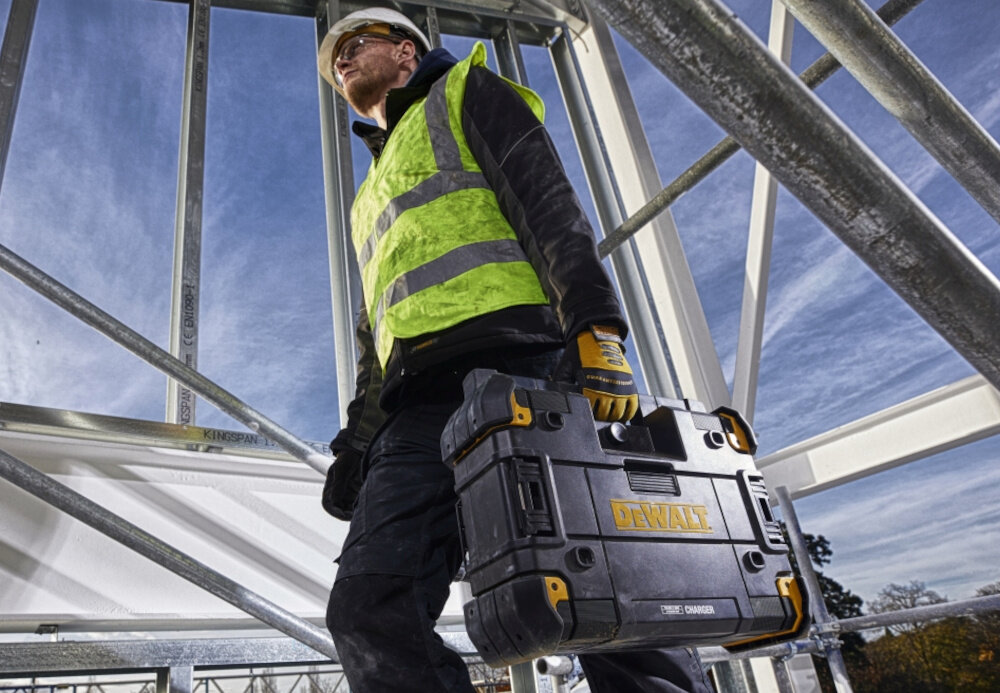 Radio budowlane DEWALT DWST1-81078-QW kompatybilne z modulami DEWALT TSTAK latwe przechowywanie i transport z tworzywa sztucznego waga 6,9 kg