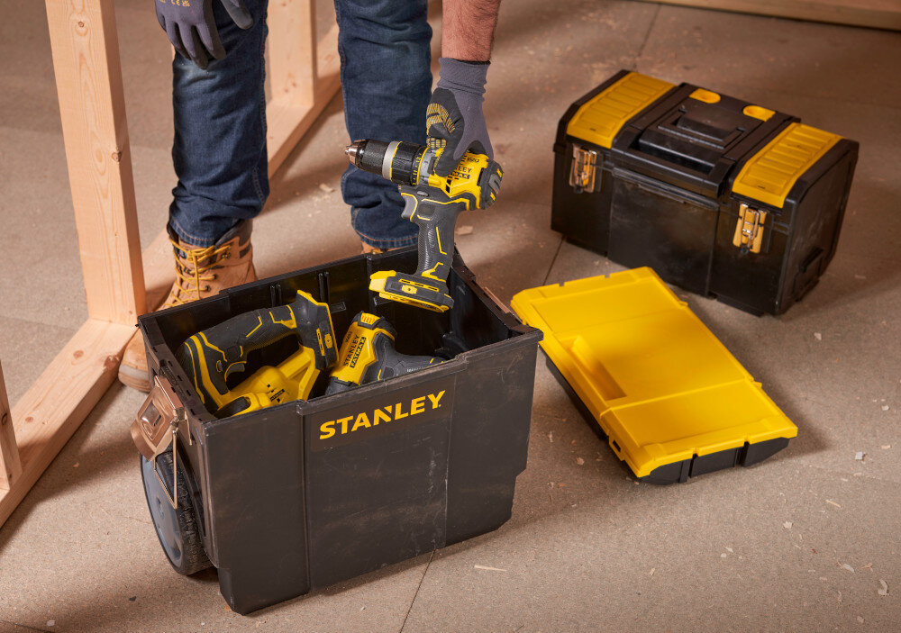 Skrzynka narzędziowa STANLEY 1-70-326 pomieszczenie skrzynki ustawione na podłodze osoba wyciąga z wnętrza wiertarkę modułowa konstrukcja skrzynka narzędziowa STANLEY 1-70-326 łatwa w użytkowaniu łatwo wyciągnąć i wykorzystać oddzielnie Wyjmowana taca na podstawowe narzędzia szybki dostęp do najczęściej używanych akcesoriów