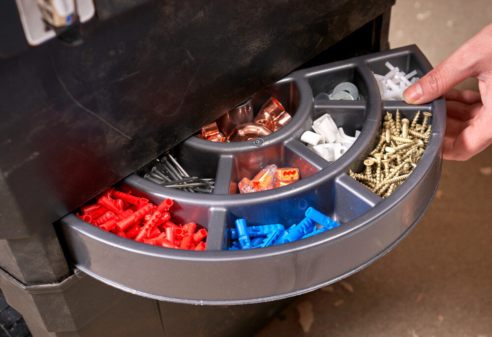 Skrzynka narzędziowa STANLEY 1-93-968 pomieszczenie osoba wysuwa organizer organizer wypełniony akcesoriami w dolnej części skrzynki STANLEY 1-93-968 praktyczny okrągły organizer do przechowywania drobnych elementów akcesoriów ułatwia segregację zawartości szybki dostęp do potrzebnych części okrągła forma zapobiega gubieniu się małych detali