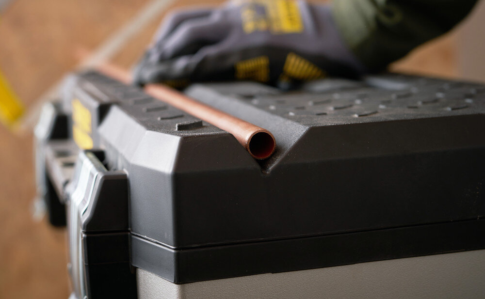 Skrzynka narzędziowa STANLEY FatMax 1-95-622 specjalny rowek do przytrzymywania rur, desek innych obrabianych materiałów wykonywanie podstawowych prac zwiększa funkcjonalność wspiera samodzielną pracę