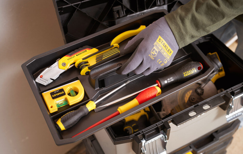 Skrzynka narzędziowa STANLEY FatMax 1-95-622 pomieszczenie osoba trzyma tackę w dłoni poniżej skrzynka z narzędziami górna skrzynia może być używana samodzielnie wyciągana tacka na mniejsze akcesoria uchwyt mobilność wygoda pracy