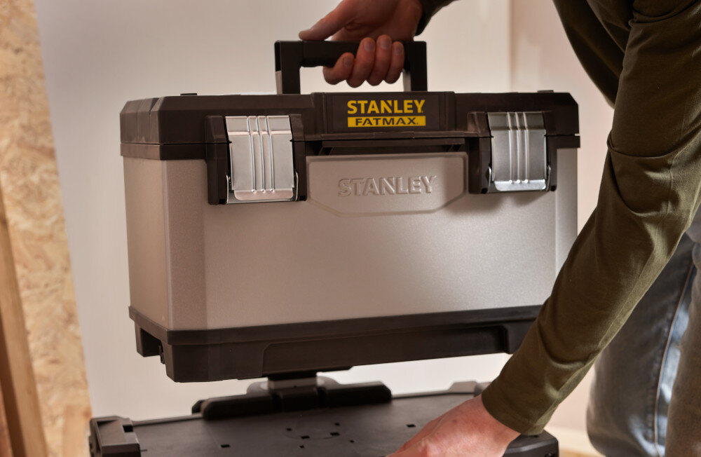 Skrzynka narzędziowa STANLEY FatMax 1-95-622 pomieszczenie osoba unosi górną skrzynkę w tle ściana wewnętrzny 20-calowy organizer pionowy przechowywanie narzędzi ręcznych w pozycji pionowej ogranicza ryzyko przypadkowego uszkodzenia poprawia przejrzystość zawartości