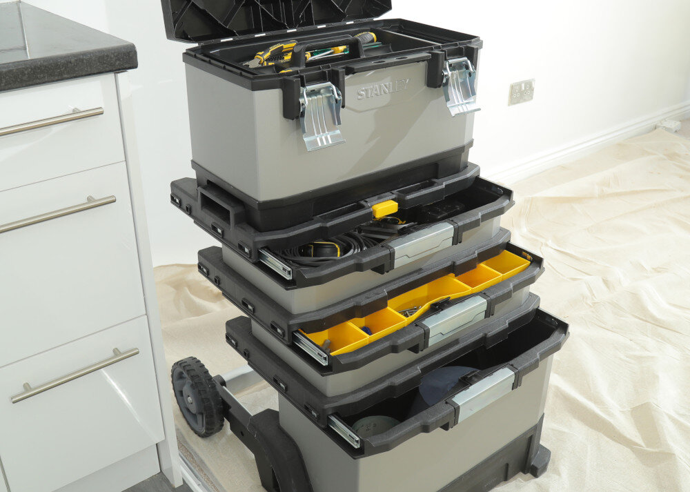 Skrzynka narzędziowa STANLEY FatMax 1-95-622 pomieszczenie skrzynki ustawione na podłodze porządek pełna kontrola nad narzędziami przemyślany układ modułów duża pojemność do 71,6 l wytrzymała konstrukcja wygodny system transportu duża produktywność