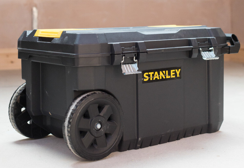 Skrzynka narzędziowa STANLEY STST1-80150 pomieszczenie zamknięta skrzynka ustawiona na podłodze w tle ściana porządek transport mobilność