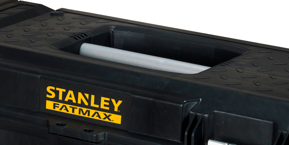 Skrzynka narzędziowa STANLEY FMST1-75761 zbliżenie na uchwyt duża rękojeść z wysokiej jakości metalu stabilny chwyt i komfort przenoszenia ergonomiczny kształt pewnie leży w dłoni i nie ślizga się w czasie transportu waga skrzyni około 4,5 kg