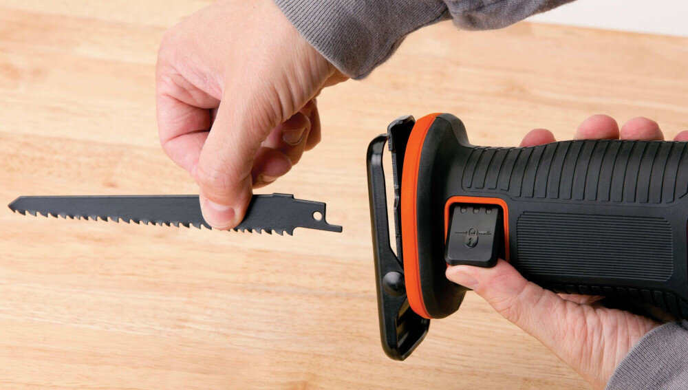 Piła szablasta BLACK & DECKER BDCR18-QW funkcjonalny uchwyt narzędziowy nie wymaga zastosowania jakichkolwiek narzędzi