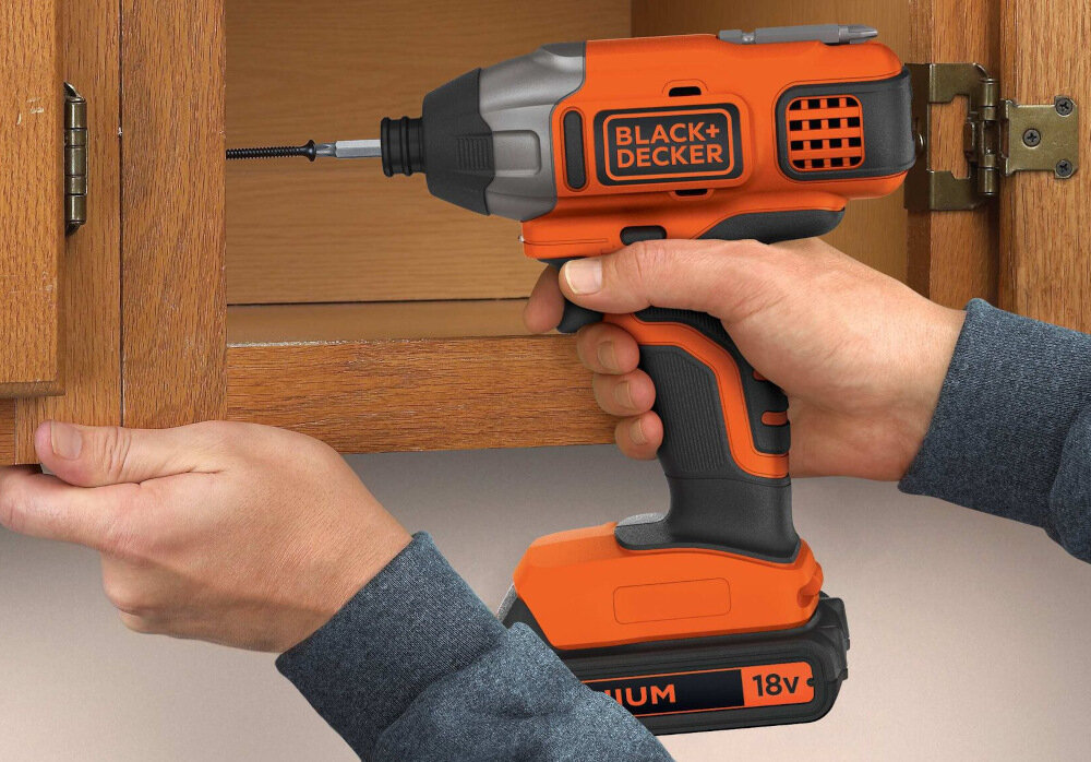 Zakrętarka udarowa BLACK&DECKER BDCIM18N niewielka ergonomiczna konstrukcja do małych i ciasnych przestrzeni do użytkowania w warunkach domowych w profesjonalnych warsztatach waga 1 kg lekka konstrukcja