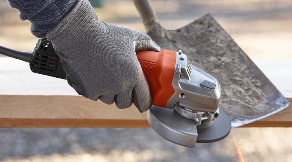 Szlifierka kątowa BLACK&DECKER BEG110 do użytku domowego w profesjonalnych warsztatach do zdzierania szlifowania cięcia uszkodzenia rdzy praca jedną ręką silnik elektryczny moc 750 W