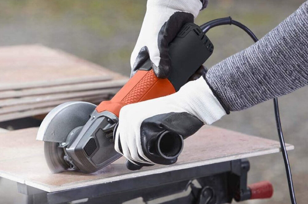 Szlifierka kątowa BLACK&DECKER BEG110 obudowa częściowo metalowa skorupa zapobiega uszkodzeniu przegrzaniu zniszczeniu