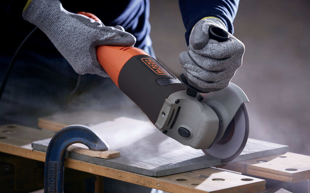 Szlifierka kątowa BLACK&DECKER BEG110 system NO-VOLT nie dopuszcza do ponownego uruchomienia maszyny p zaniku prądu