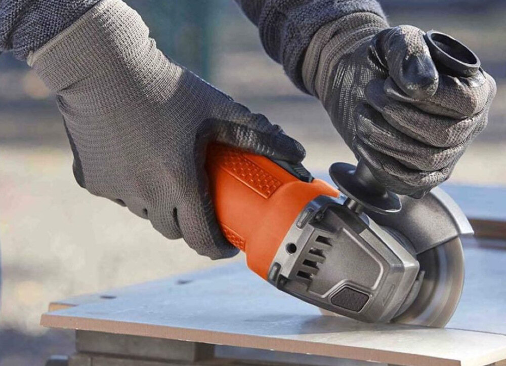 Szlifierka kątowa BLACK&DECKER BEG110 płynny start łagodny rozruch urządzenia włącznik z blokadą praca w trybie ciągłym