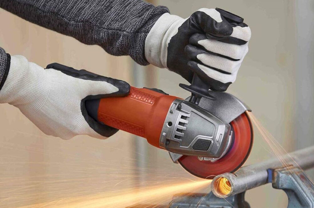 Szlifierka kątowa BLACK&DECKER BEG110 ergonomiczna rękojeść antypoślizgowe tworzywo sztuczne 3-pozycyjna rękojeść boczna waga 1,7 kg