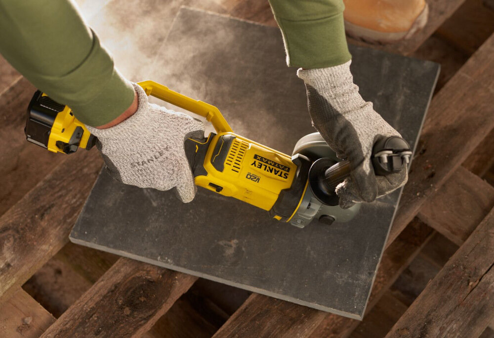 Szlifierka kątowa STANLEY FMC761B-XJ obudowa czesciowo metalowa ochrona przed uszkodzeniem przegrzaniem zniszczeniem