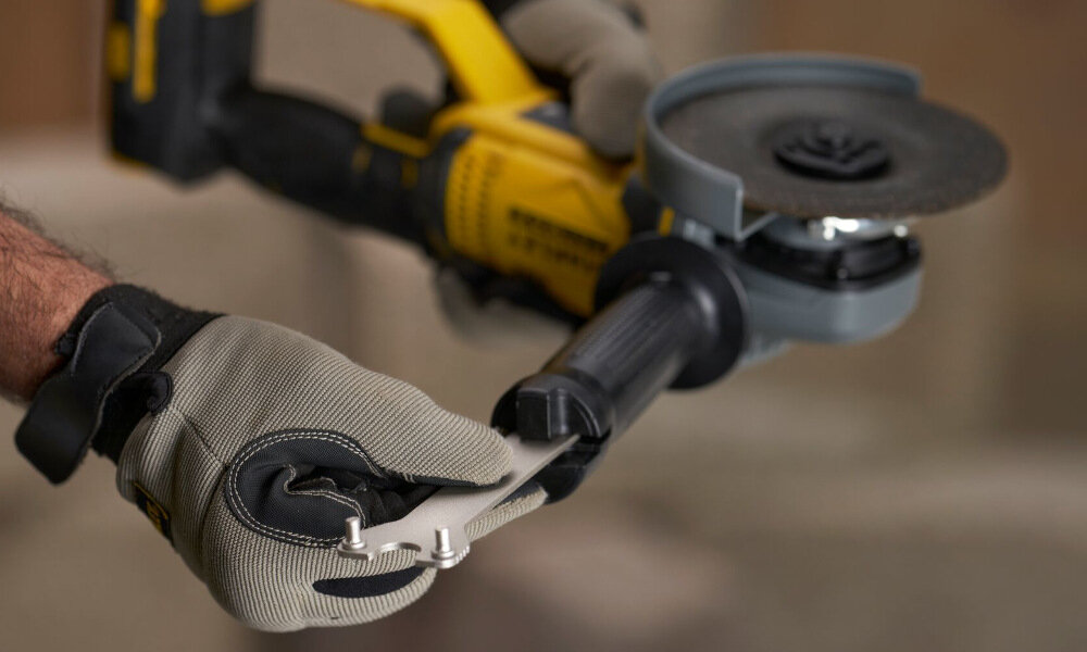 Szlifierka kątowa STANLEY FMC761B-XJ blokada wrzeciona M14 szybka zmiana tarczy beznarzedziowa