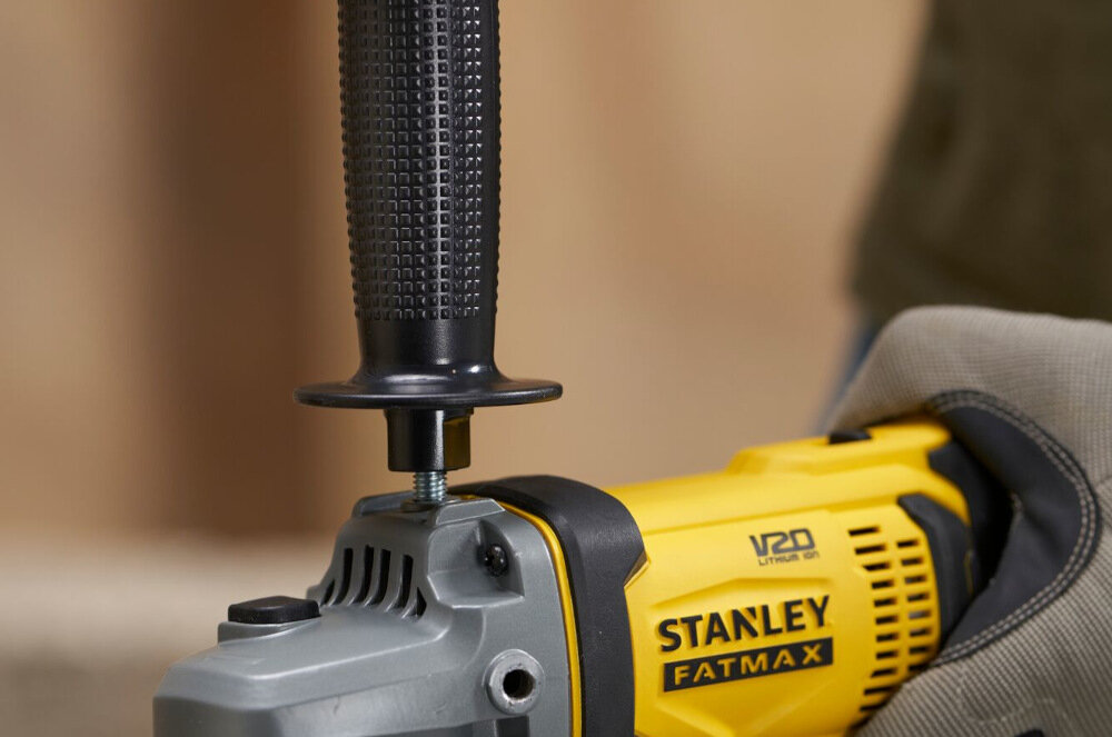 Szlifierka kątowa STANLEY FMC761B-XJ ergonomiczna rekojesc glowna antyposlizgowe tworzywo waga 2,1 kg