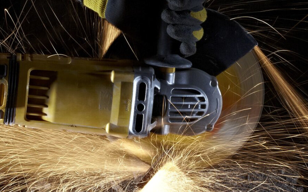 Szlifierka kątowa DEWALT DWE4559 przycisk blokady wrzeciona szybka wymiana tarczy praca w ciasnych przestrzeniach tarcza średnica 230 mm