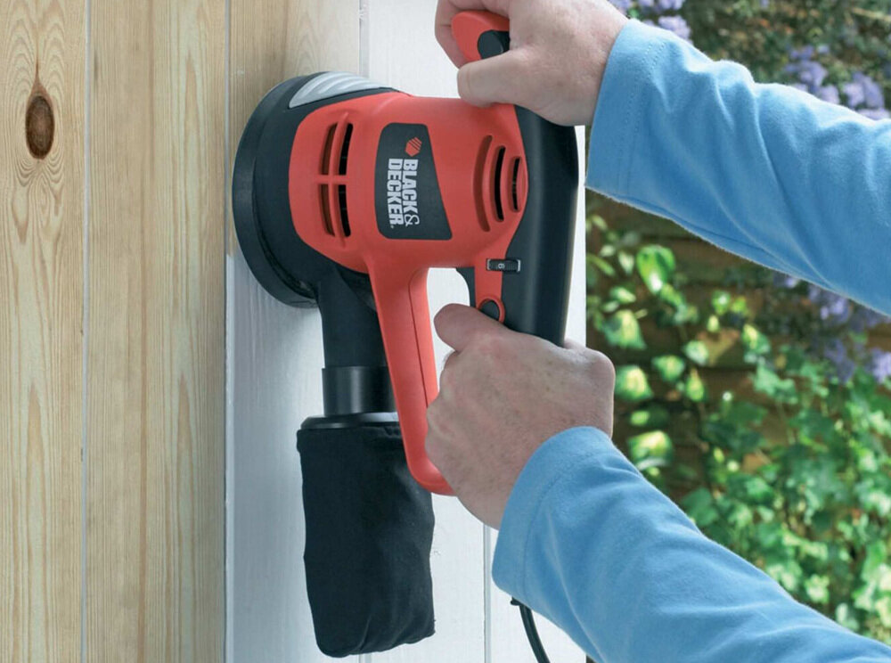 Szlifierka mimośrodowa BLACK&DECKER KA191EK do szlifowania i ścierania dużych powierzchni zasilana prądem elektrycznym silnik moc 480 W do prac o średnim i dużym natężeniu zmienna maksymalna prędkość obrotowa od 4000 do 12000 obr/min