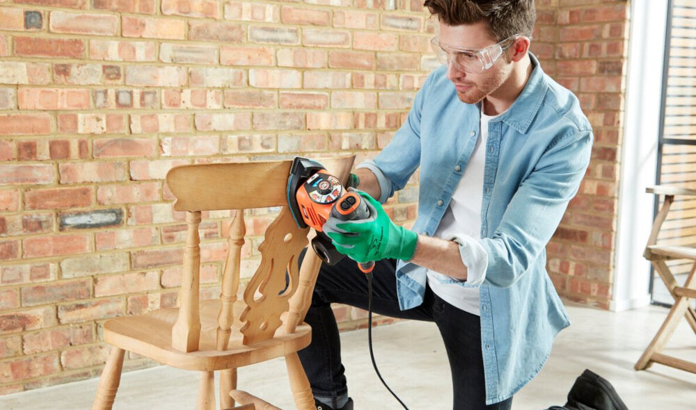 Szlifierka oscylacyjna BLACK&DECKER Delta KA280 silnik wydajny moc 220 W zwiększa szybkość pracy szybsze usuwanie materiału maksymalna prędkość obrotowa do 13000 obr/min średnica oscylacji 2,0 mm