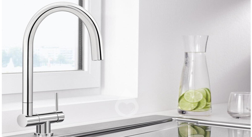 Bateria BLANCO Coressa-F 521543 Chrom wizualizacja lifestyle kuchnia zlewozmywak chrom okno dzbanek woda szklanka jasny blat biała ściana