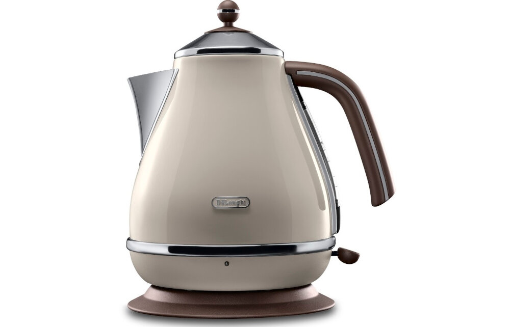 Czajnik elektryczny w stylu vintage, w kolorze beżowym z brązowymi i chromowanymi elementami. Na czajniku widoczne jest logo \'DeLonghi\'.