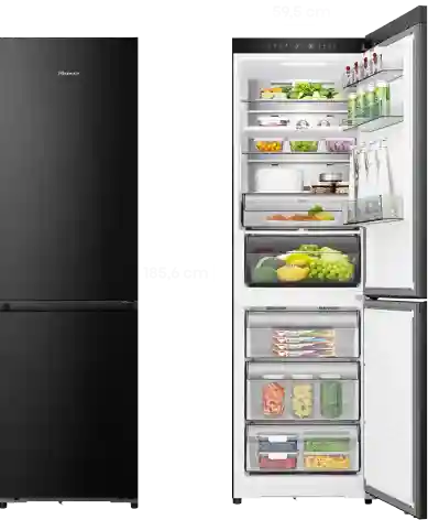 Czarna lodówka z otwartymi drzwiami, ukazująca wnętrze z półkami wypełnionymi różnymi produktami spożywczymi, takimi jak owoce, warzywa i napoje. Na zamkniętych drzwiach widoczne jest logo \'Hisense\'.