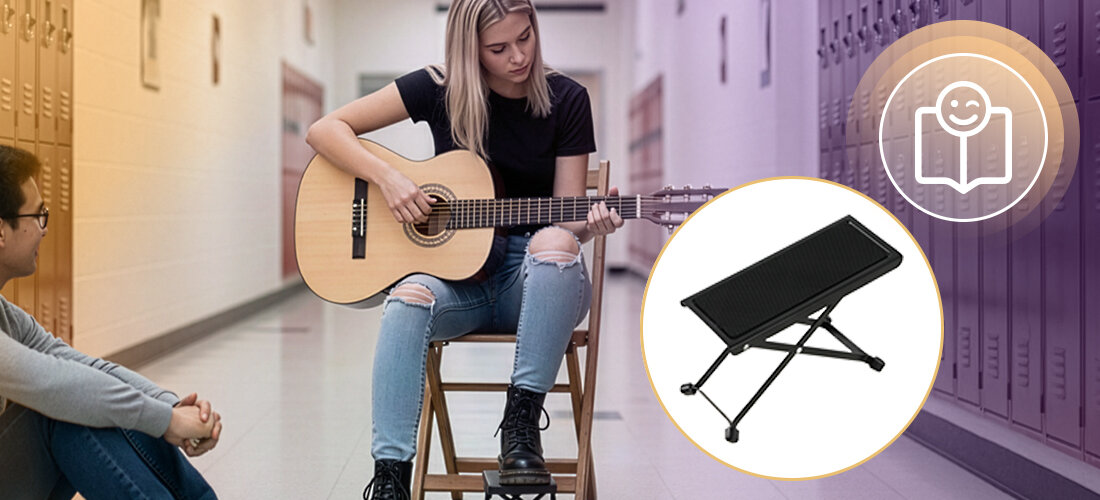 Osoba siedzi na krześle w korytarzu i gra na gitarze klasycznej. Obok widoczny jest obrazek przedstawiający podnóżek gitarowy.