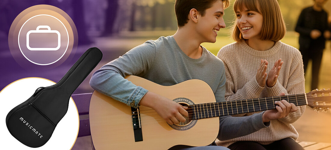 Osoba gra na gitarze klasycznej, obok siedzi inna osoba, która się uśmiecha. W lewym dolnym rogu widoczny jest czarny pokrowiec z napisem \'musicmate\'.