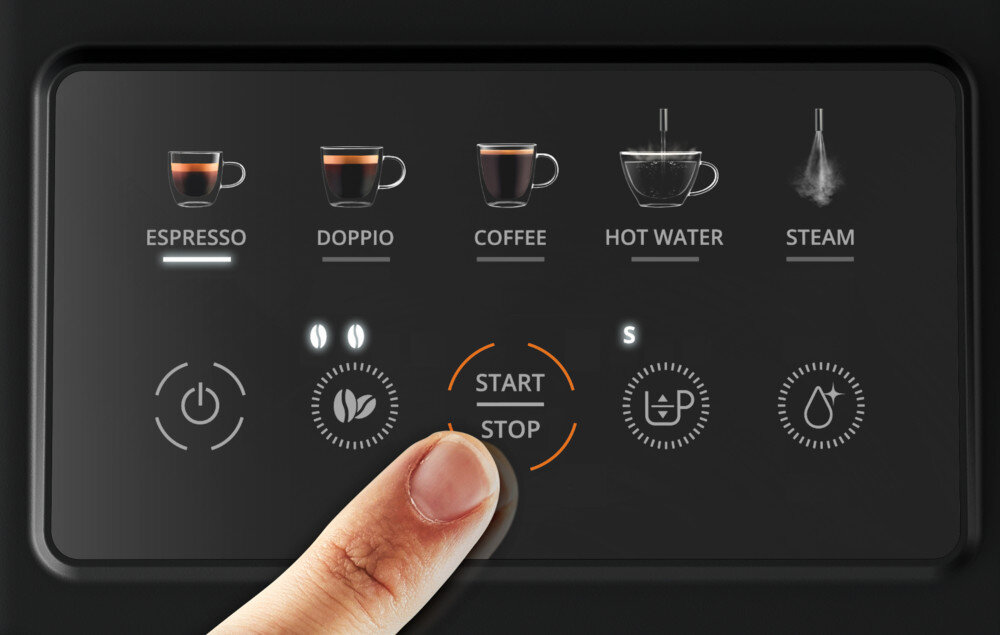 Panel sterowania ekspresu do kawy z ikonami dla opcji: ESPRESSO, DOPPIO, COFFEE, HOT WATER, STEAM oraz przyciskiem START/STOP, który jest dotykany przez palec.