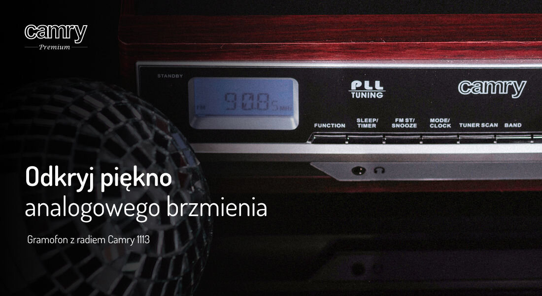 Na obrazie widoczny jest fragment gramofonu z wyświetlaczem pokazującym \'90.8\'. Obok znajduje się tekst: \'Odkryj piękno analogowego brzmienia Gramofon z radiem Camry 1113\'.