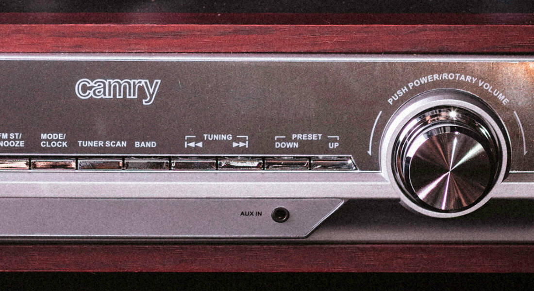 Panel przedni gramofonu z widocznym logo \'camry\', przyciskami do sterowania funkcjami oraz pokrętłem głośności z napisem \'PUSH POWER/ROTARY VOLUME\'.