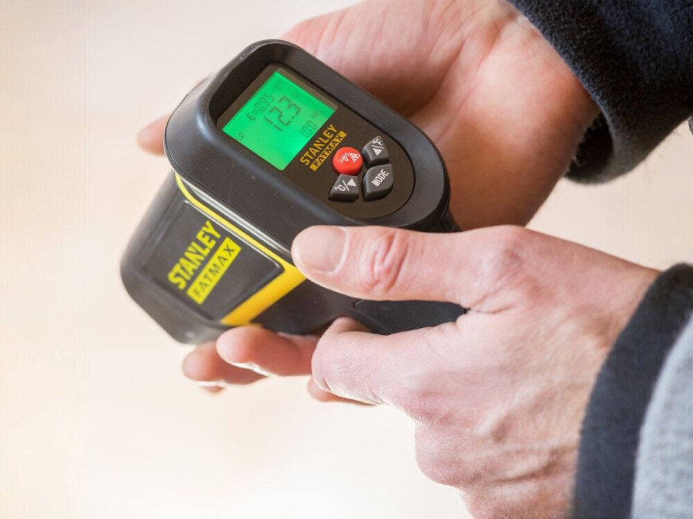 Termometr STANLEY Fatmax FMHT0-77422, uchwyt, ekran, tryby, statyw, Podświetlony wyświetlacz termometru Stanley Fatmax podczas odczytu.