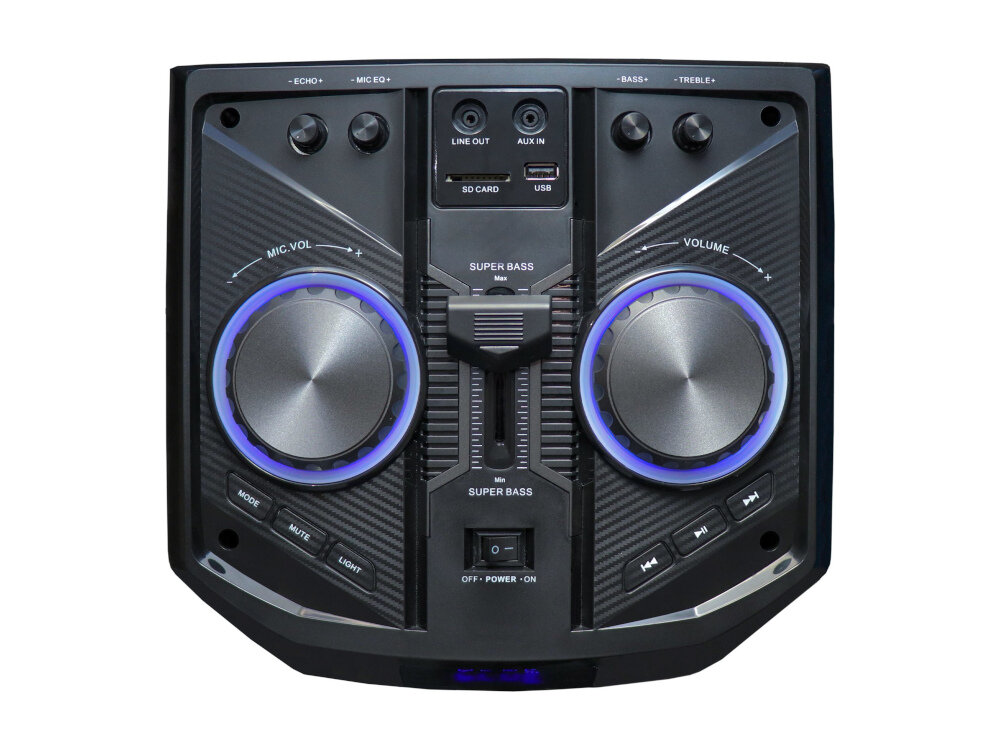 Panel sterowania urządzenia audio z dwoma dużymi pokrętłami otoczonymi niebieskim światłem. Widoczne napisy: \'MIC VOL\', \'VOLUME\', \'SUPER BASS\', \'LINE OUT\', \'AUX IN\', \'SD CARD\', \'USB\', \'OFF - POWER - ON\'.