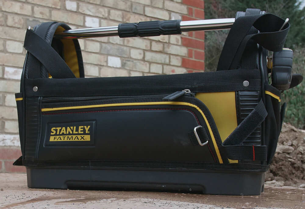 Torba narzędziowa STANLEY Fatmax 1-93-951 ogród ceglana ściana na mokrej podłodze stoi pusta torba dno z wytrzymałego tworzywa sztucznego wodoodporne i odporne na zabrudzenia zapobiega przewracaniu się torby
