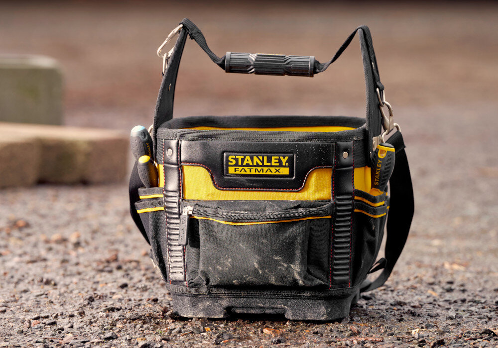 Torba monterska STANLEY Fatmax 1-93-952 plac budowy podwórko torba ustawiona na ziemi wodoodporne dno ochrona przed wilgocią i zabrudzeniami torba zachowuje stabilność na różnych powierzchniach
