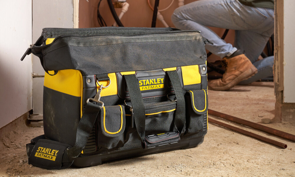 Torba narzędziowa STANLEY FMST1-71180 pomieszczenie zamknięta torba ustawiona na podłodze w tle pracuje osoba funkcjonalne przechowywanie praktyczne zastosowanie mobilność porządek transport narzędzi