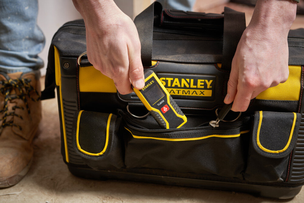 Torba narzędziowa STANLEY FMST1-71180 torba ustawiona na podłodze osoba chowa do kieszonki małe urządzenie kieszonka zamykana na zamek błyskawiczny do przechowywania cennych przedmiotów najważniejsze akcesoria są zawsze zabezpieczone i łatwo dostępne