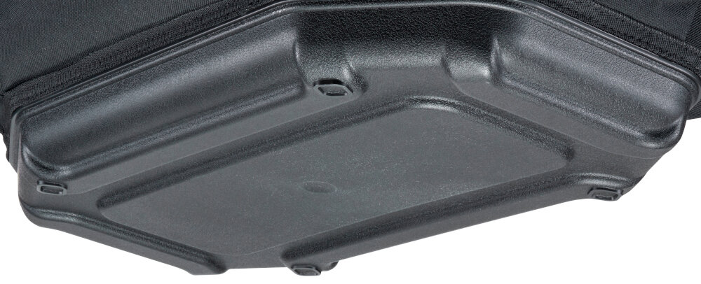 Torba narzędziowa STANLEY FMST1-70749 zbliżenia na dno torby białe tło dno wykonano z wytrzymałego wodoodpornego tworzywa ochrona przed wilgocią i zabrudzeniami usztywnione panele stabilny kształt