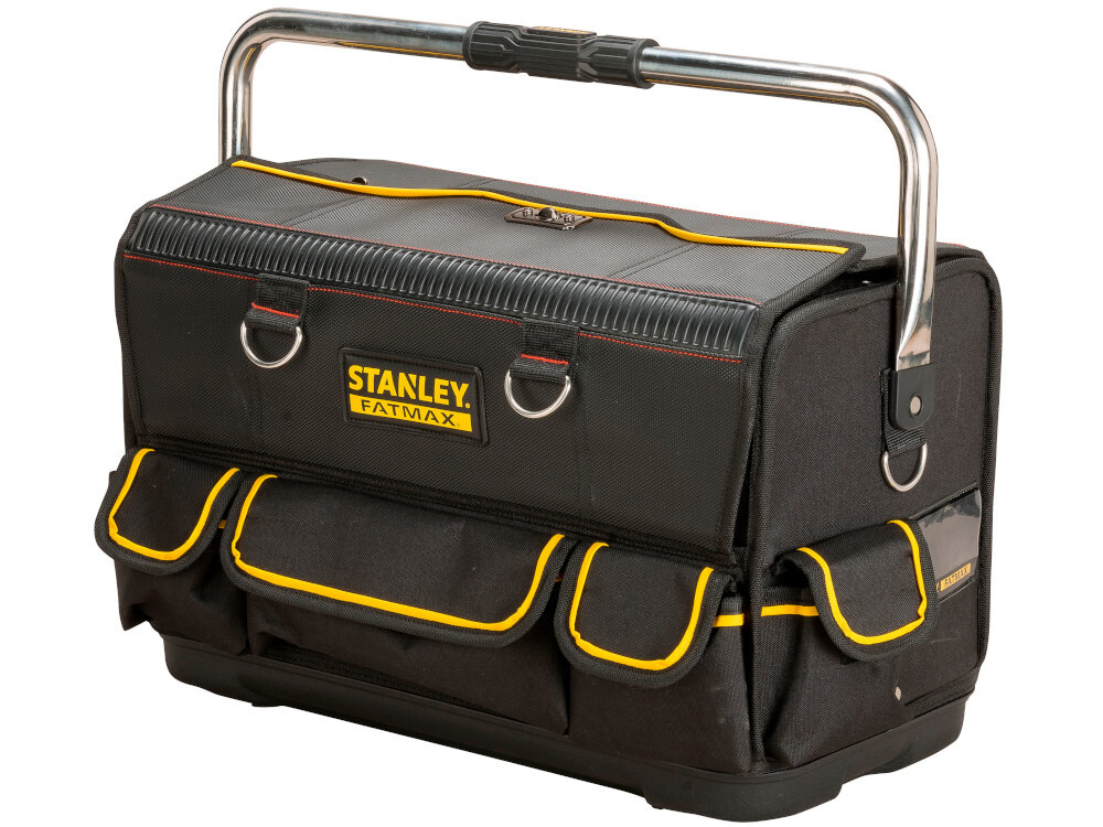 Torba narzędziowa STANLEY Fatmax FMST1-70719 białe tło zamknięta torba widoczna od przodu pod skosem do użytku w warsztacie na budowie w terenie bezpieczne przenoszenie i wygodne przechowywanie akcesoriów ochrona przed uszkodzeniami i wilgocią przemyślana konstrukcja duża liczba przegródek