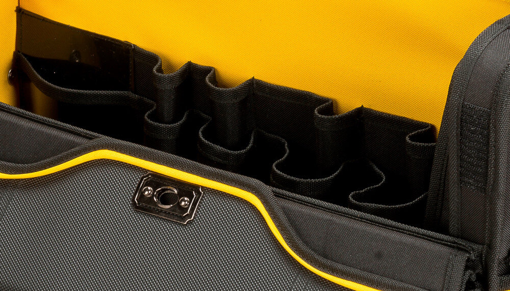 Torba narzędziowa STANLEY Fatmax FMST1-70719 zbliżenie na wewnętrzne przegródki dwie części w komorze głównej pionowe kieszenie ułatwia organizację porządek wygoda