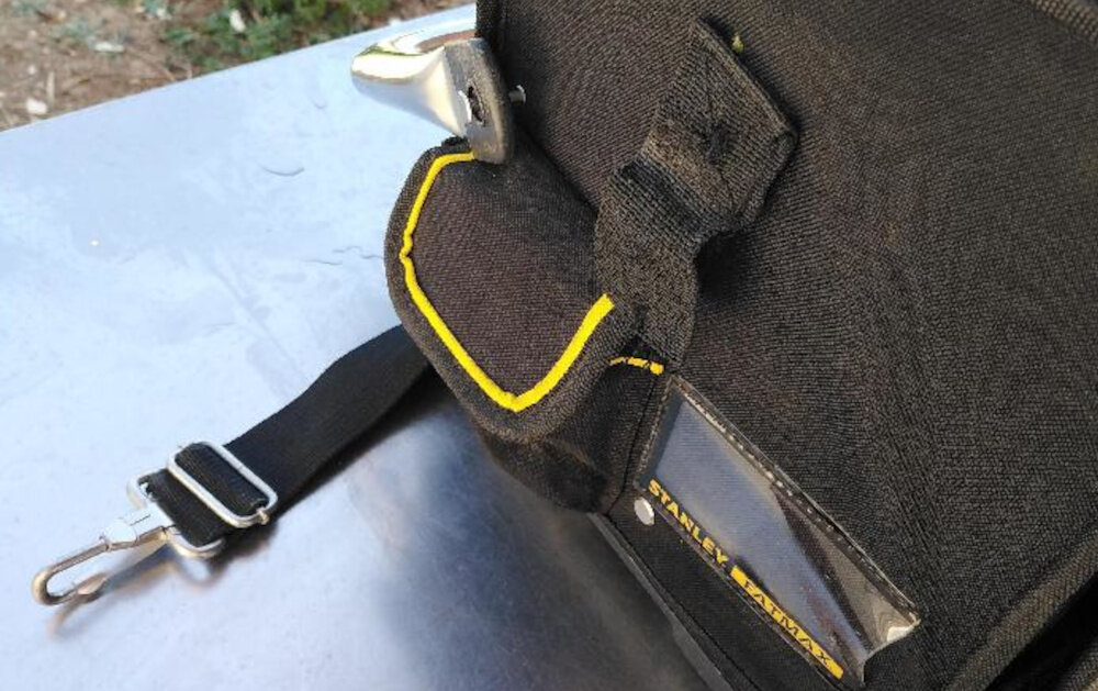Torba narzędziowa STANLEY Fatmax FMST1-70719 blat stołu zbliżenie na kieszonkę boczną kieszenie przeznaczone na drobne narzędzia lub przedmioty osobiste wygoda komfort oszczędność czasu