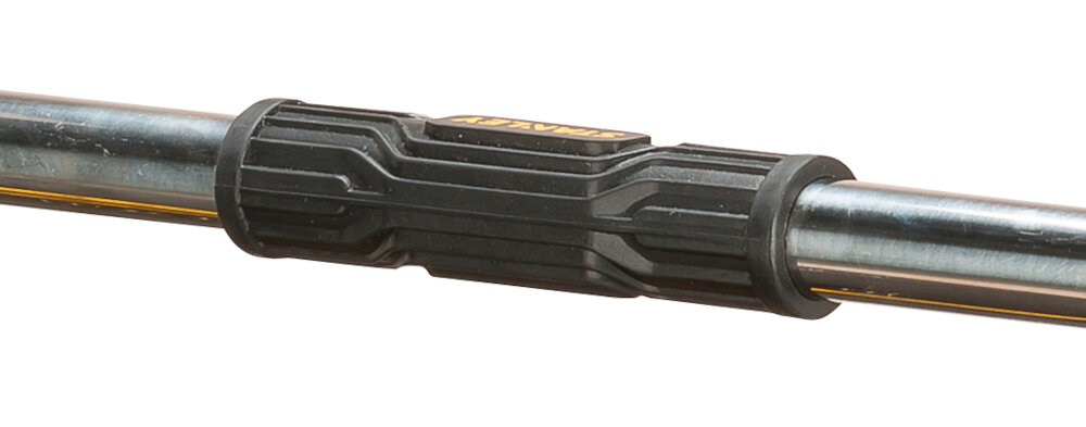 Torba narzędziowa STANLEY Fatmax FMST1-70719 zbliżenie na uchwyt i część chwytną białe tło solidny metalowy uchwyt z powłoką antypoślizgową w miejscu chwytu stabilność lepiej leży w dłoni zmniejsza ryzyko wyślizgnięcia się bezpieczeństwo transportu wygoda użytkownika wygodny pasek na ramię