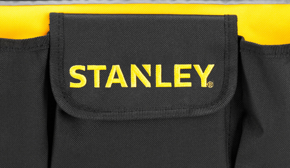 Torba narzędziowa STANLEY STST1-73615 zbliżenie na przednią kieszonkę przednia zamykana na rzep kieszeń wszystkie małe akcesoria są zawsze w jednym miejscu nie zgubią się porządek komfort pracy