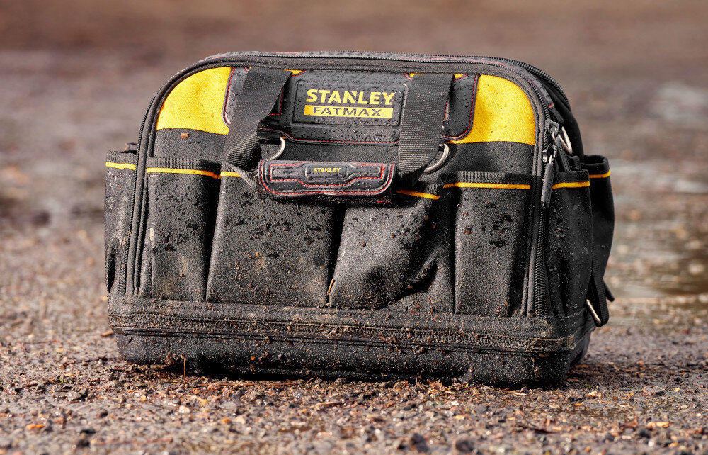 Torba narzędziowa STANLEY Fat Max FMST1-73607 ziemia zamknięta torba ustawiona na ziemi torba lekko zabrudzona i mokra funkcjonalne przechowywanie praktyczne zastosowanie mobilność porządek transport narzędzi