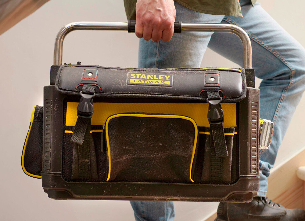 Torba narzędziowa STANLEY Fatmax 1-79-213 ściana osoba trzyma torbę w dłoni funkcjonalne przechowywanie praktyczne zastosowanie