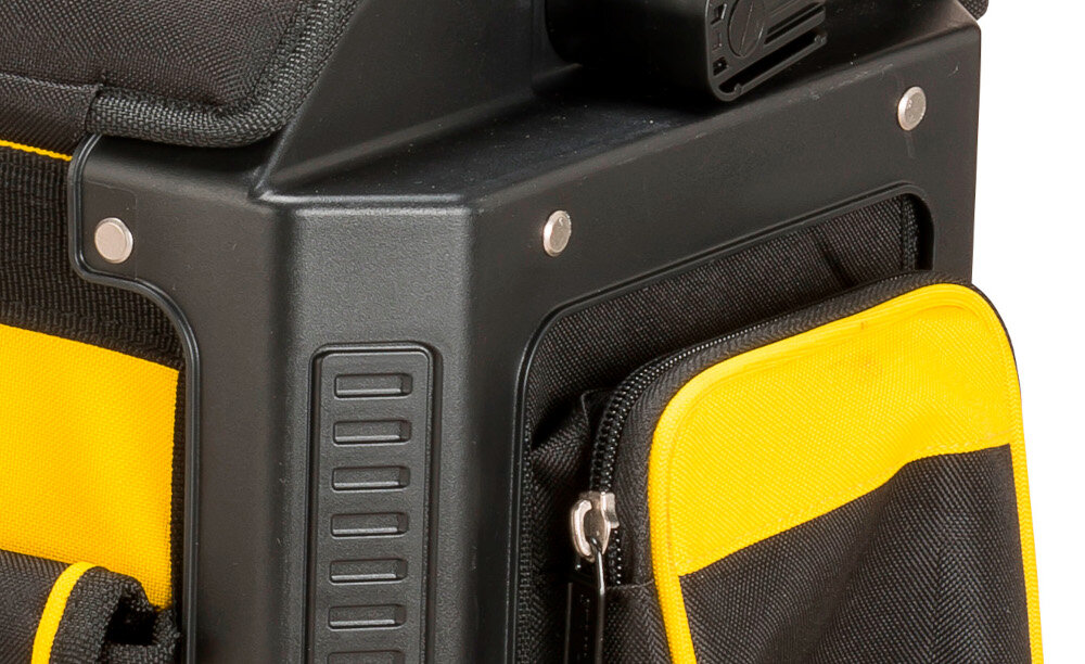 Torba narzędziowa STANLEY Fatmax 1-79-213 zbliżenie na ścianki mocna rama z polipropylenu i boczne ścianki z balistycznego nylonu 600x600 sztywność torby odporność na uszkodzenia mechaniczne wzmocnione panele i nitowana konstrukcja pojemność do 18 litrów udźwig do 20 kg