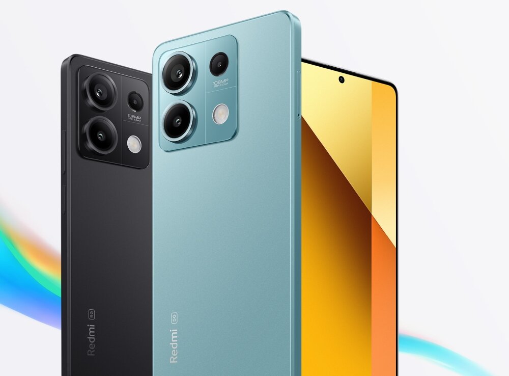 Na obrazie widoczne są dwa smartfony w kolorach czarnym i niebieskim, z trzema aparatami z tyłu. Na obudowie znajduje się napis \'Redmi\' oraz logo producenta.